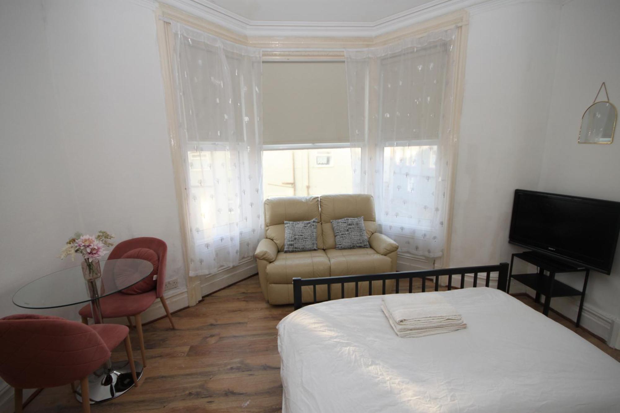 Barton Seaview, Self Catering Studio Apartments, Promenade & Central Beach Location, Families, Couples Or 23 Years Plus Only, Free Parking Blackpool Zewnętrze zdjęcie