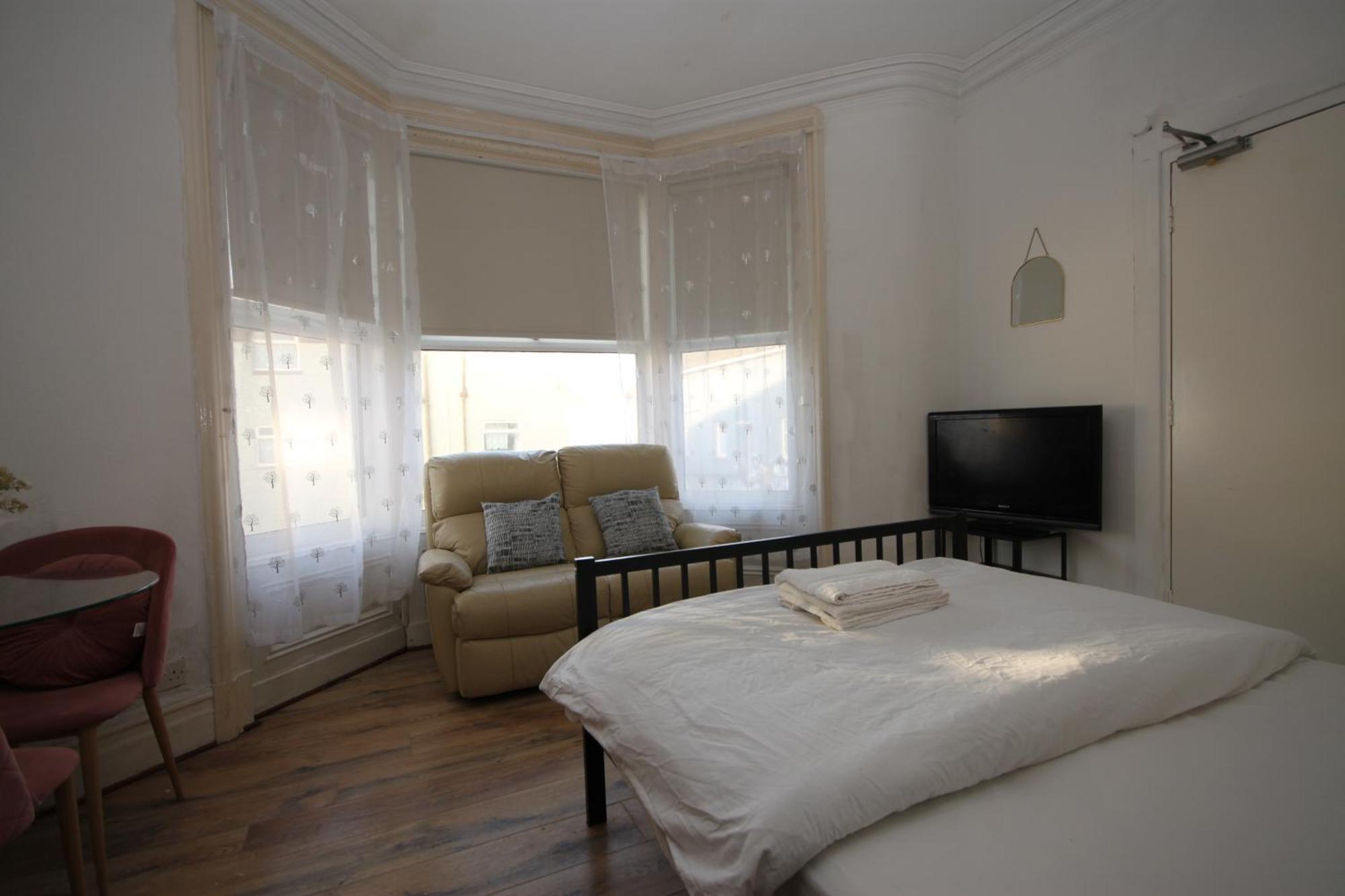 Barton Seaview, Self Catering Studio Apartments, Promenade & Central Beach Location, Families, Couples Or 23 Years Plus Only, Free Parking Blackpool Pokój zdjęcie