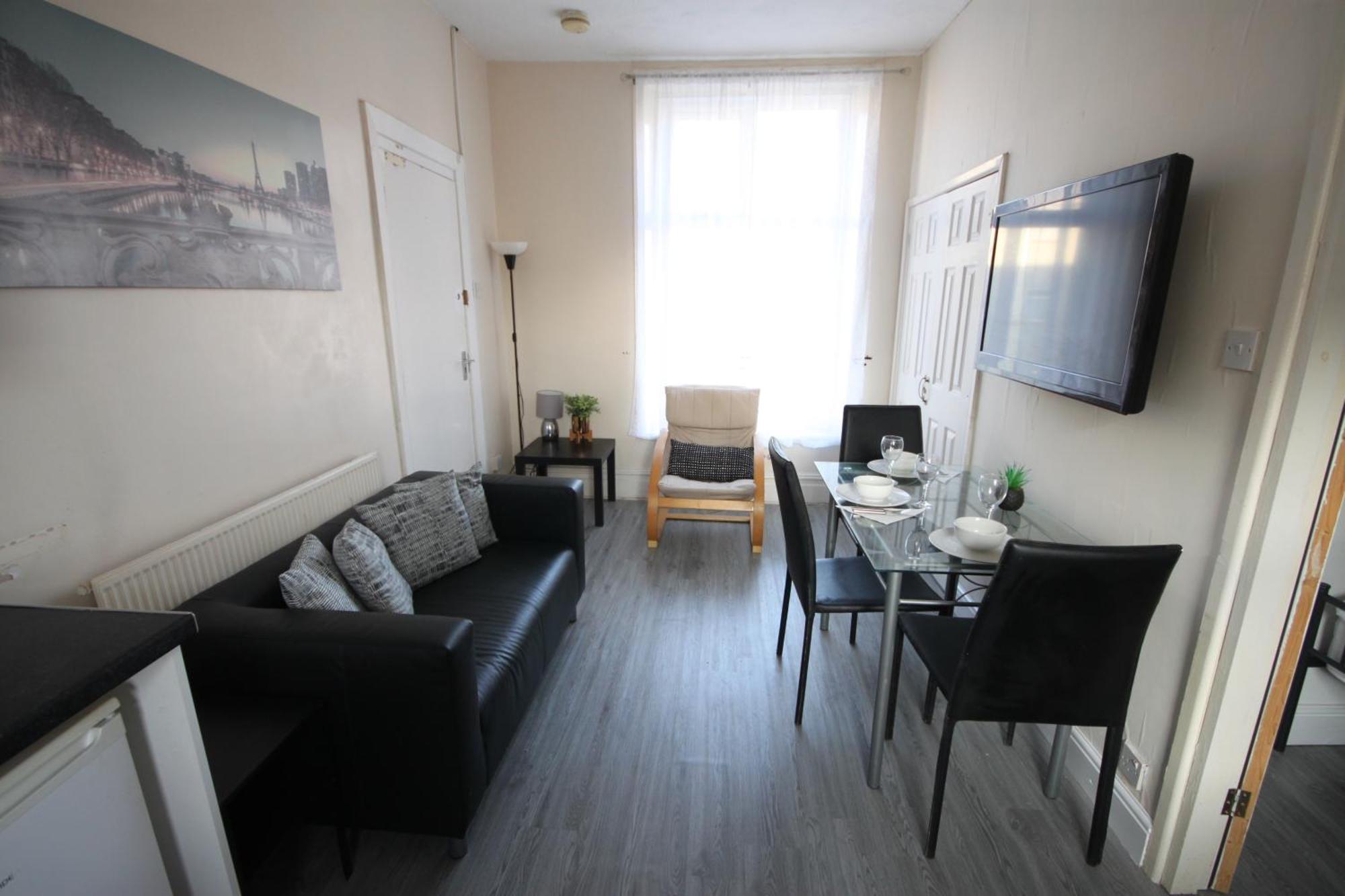 Barton Seaview, Self Catering Studio Apartments, Promenade & Central Beach Location, Families, Couples Or 23 Years Plus Only, Free Parking Blackpool Pokój zdjęcie